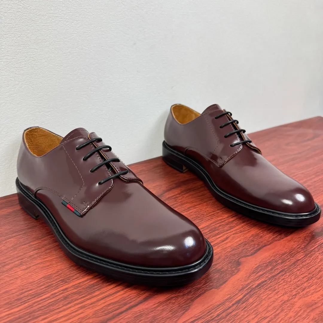Batch 980 Gucci/Gucci new autumn men's lace-up derby shoes! Crafted from smooth, glossy cow leather, these lace-up shoes have an elegant and sophisticated silhouette that reflects the brand's classic elegance. European style last type Precisely cut upper from a whole piece of leather High-quality leather material with full texture Excellent gloss Excellent toughness, classic red and green webbing decoration Layered splicing design style, loose sneakers Native dyed calfskin lining Uniform and fine perforations, soft and comfortable Thickened leather outsole, composite rubber sole at the heel, excellent foot comfort, wear-resistant and non-slip, the first choice for light luxury, versatile for the foot, comes with a full set of packaging! Size: 39-40-41-42-43-44 leather shoe size (can be customized to 38.45.46) Item number: 812142 Burgundy